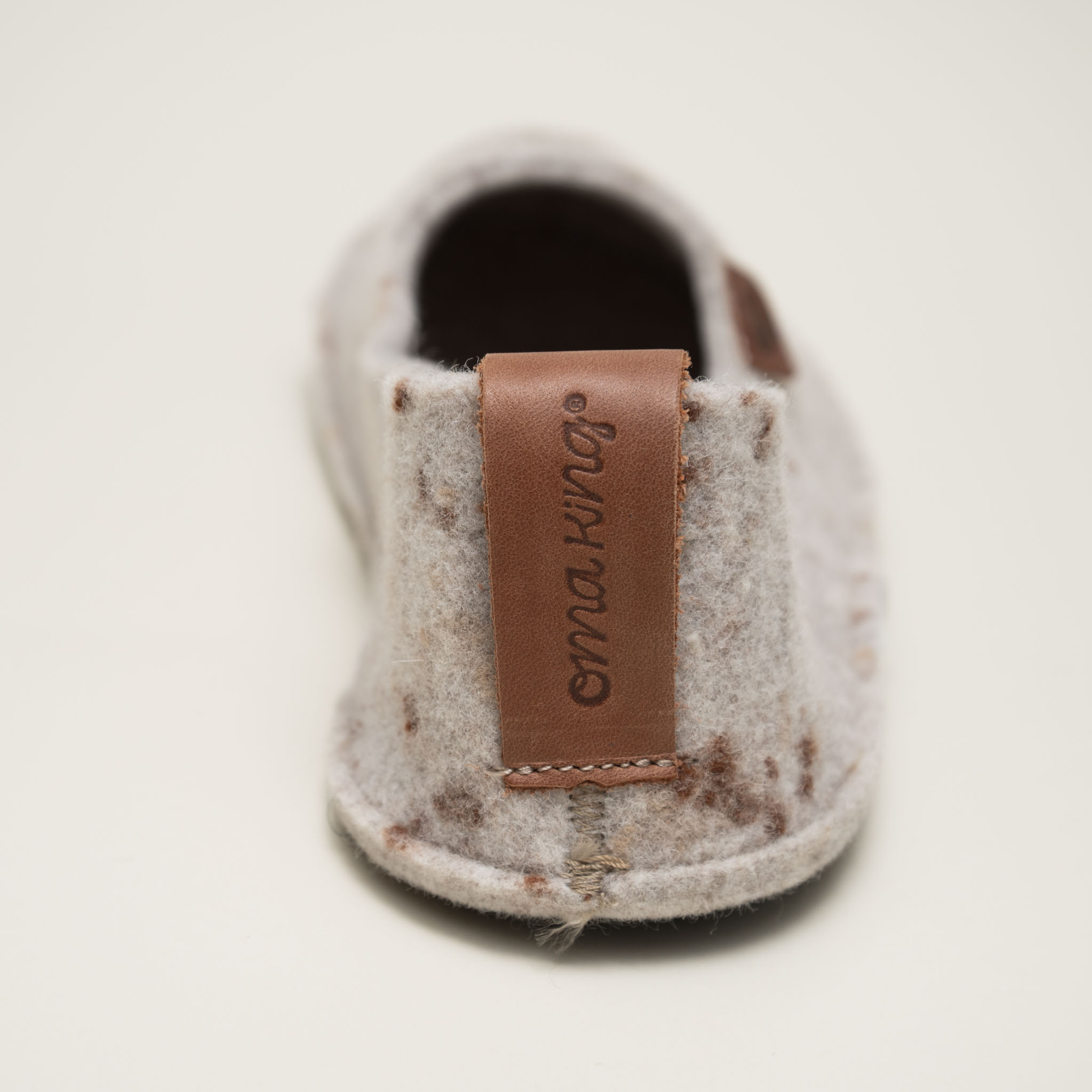 Gerollte Hausschuhe aus Naturwolle TOKU