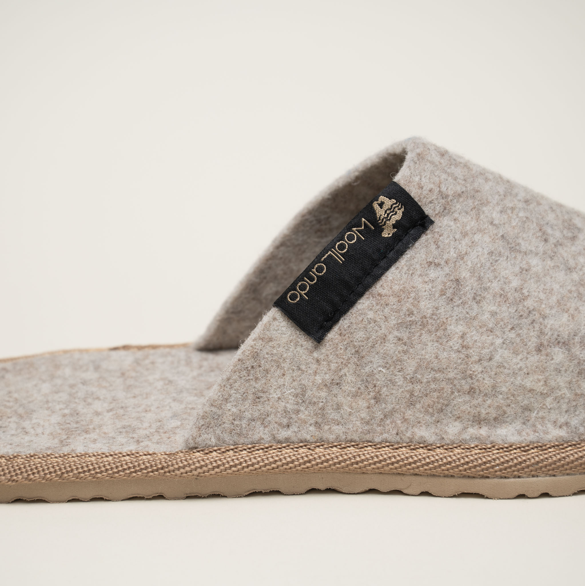 Geprägte Filzpantoffeln aus Naturwolle von Woolland BEIGE