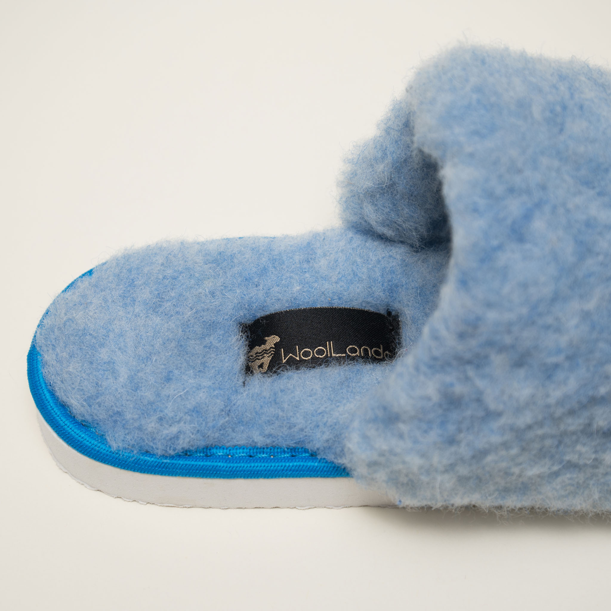 Woolland Hausschuhe aus natürlicher Wolle mit Prägung BLUE FLUFFY