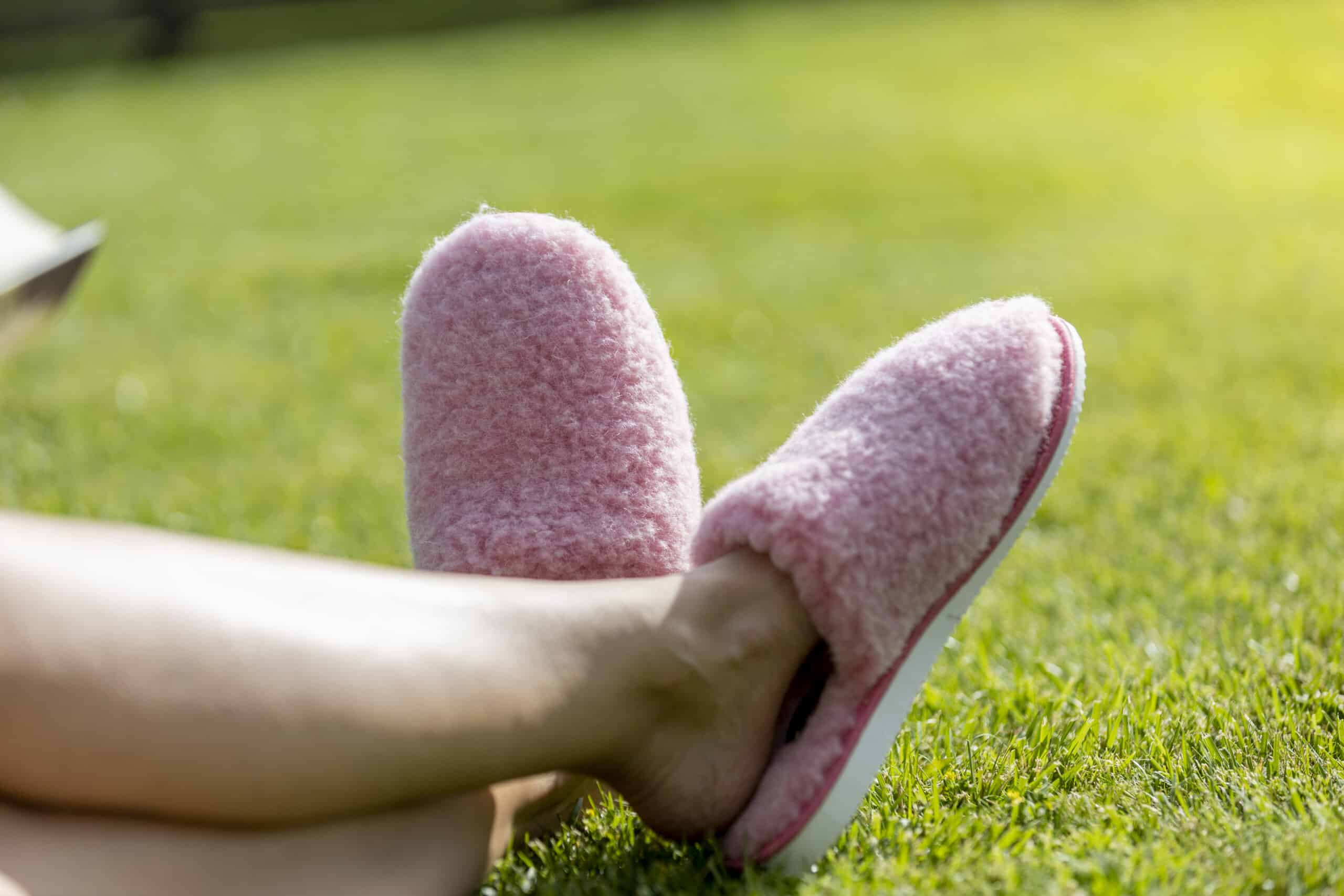 Woolland Hausschuhe aus natürlicher Wolle mit Prägung PINK FLUFFY