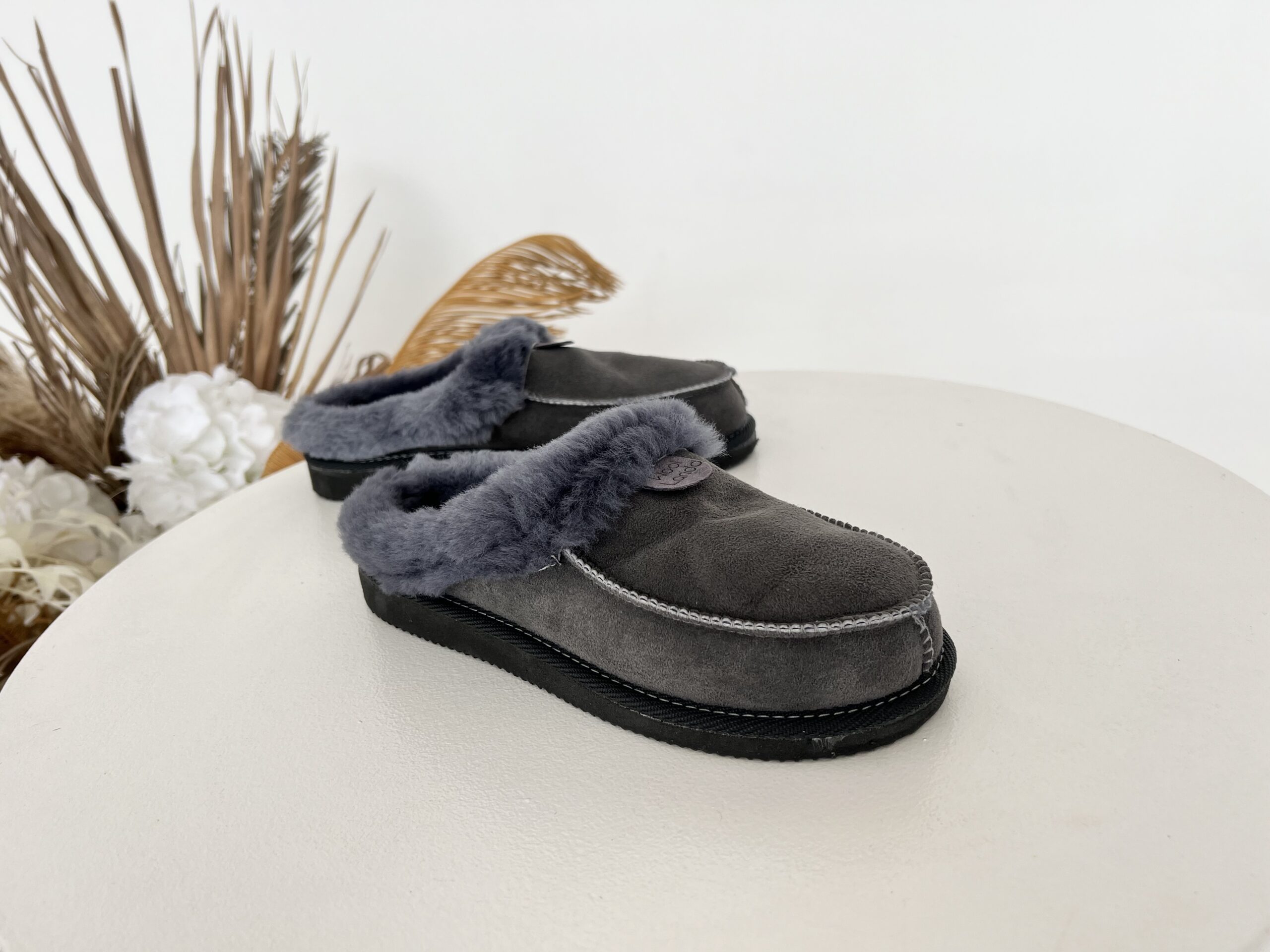 Woolland Damen Lederpantoffeln mit Naturfell GRAFITAS