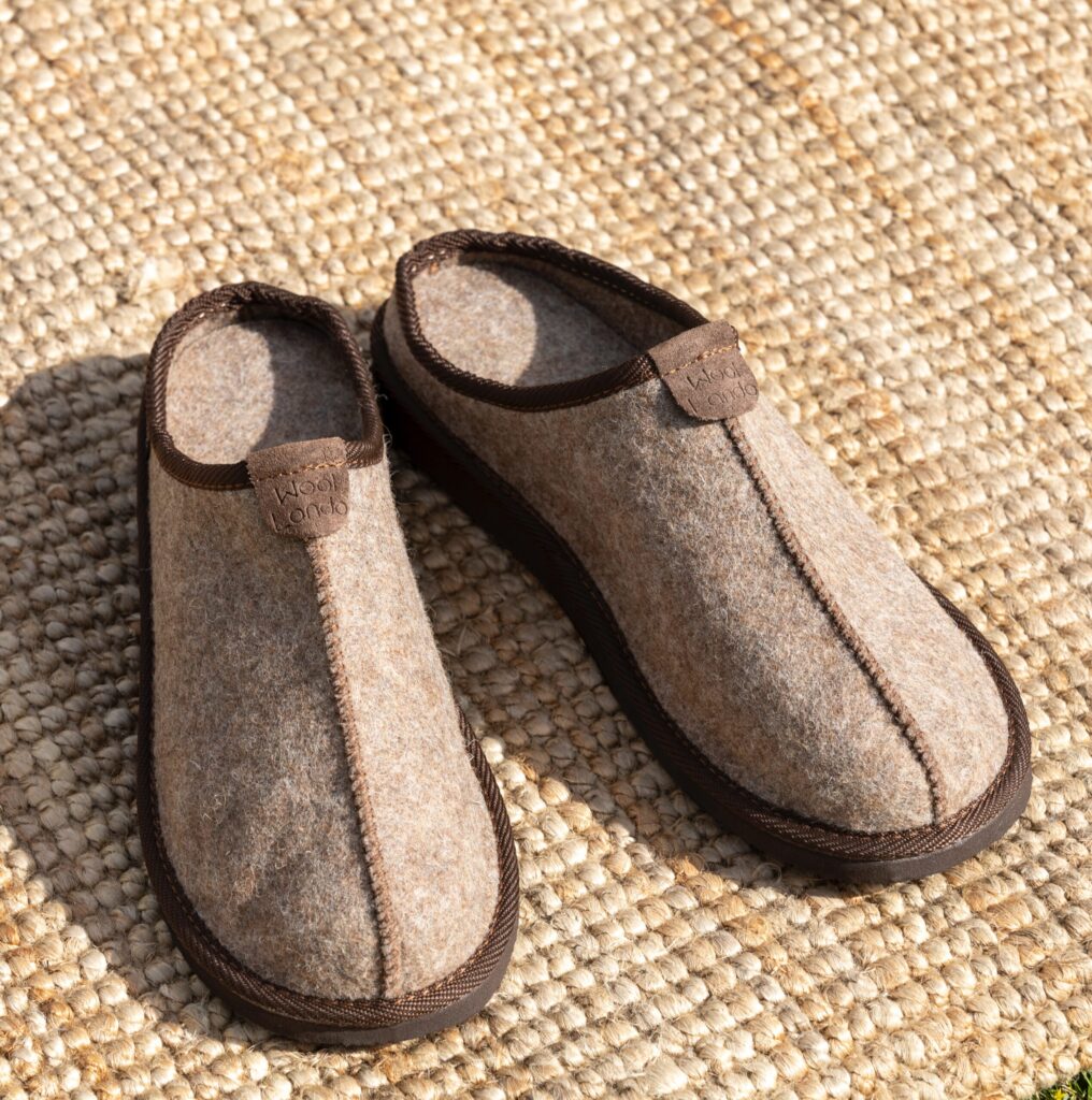 Filzpantoffeln aus natürlicher Wolle mit Woolland-Prägung SAND