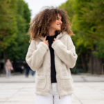 Zaffiro Damenjacke mit Kapuze aus cremefarbener Lammwolle ZOYA