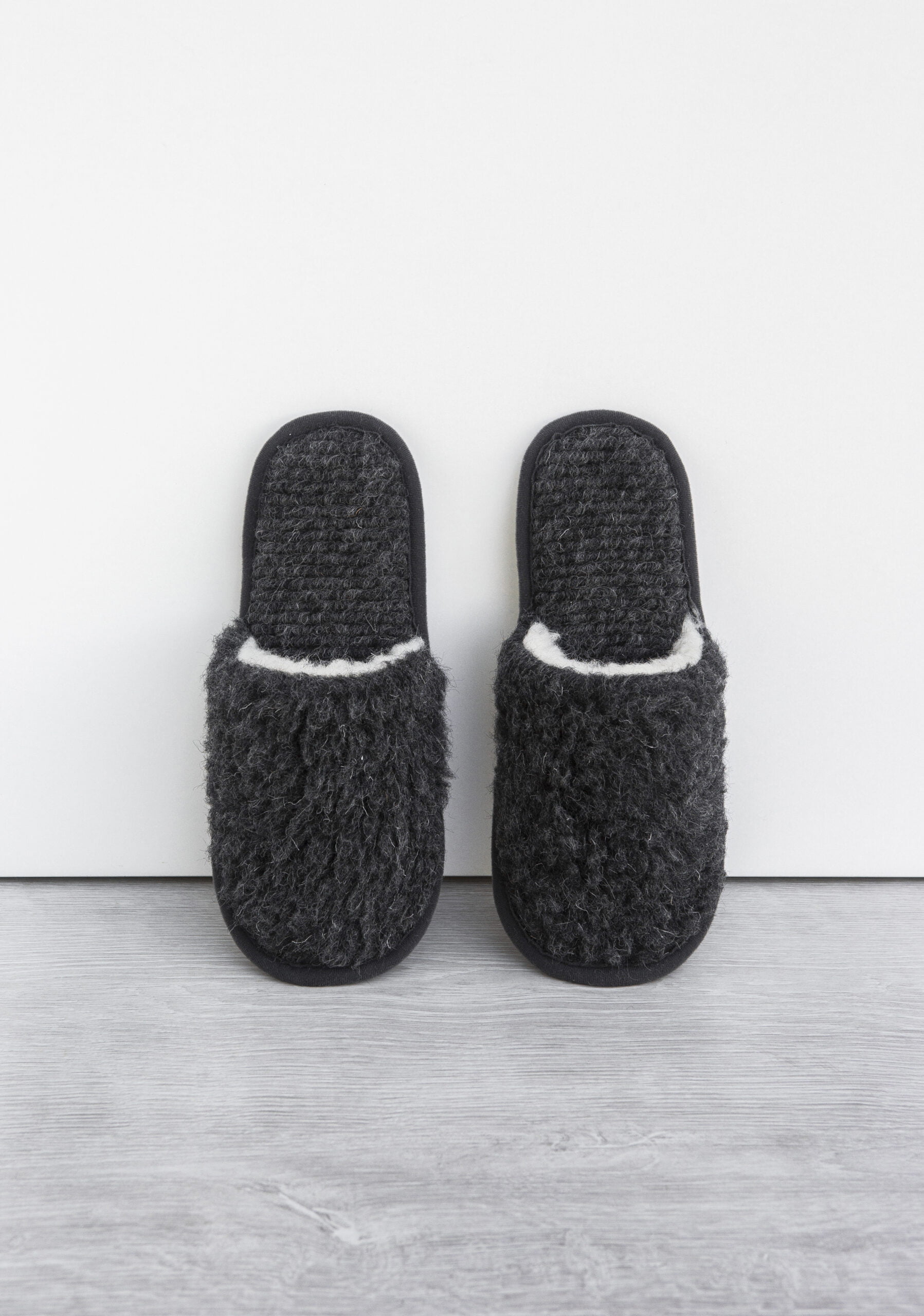 WOOLLANDO Hausschuhe aus natürlicher Merinowolle BLACK