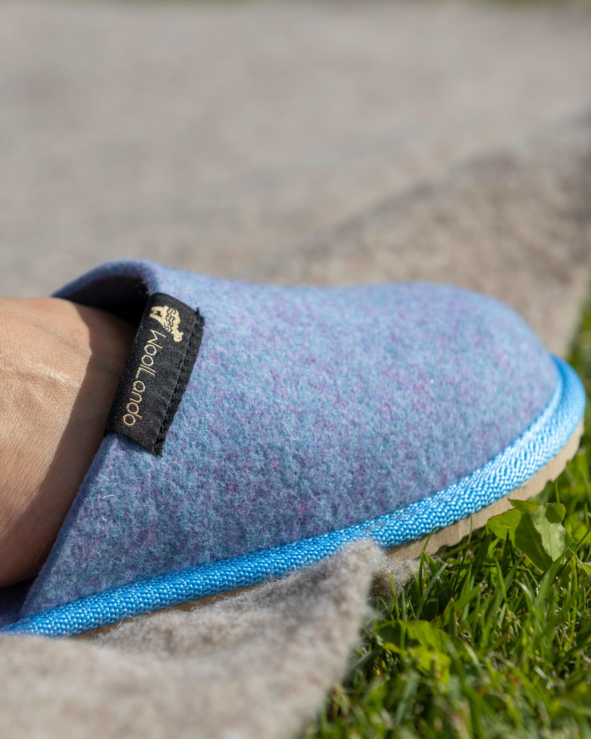 Filzpantoffeln aus natürlicher Wolle mit Woolland-Prägung BLAU