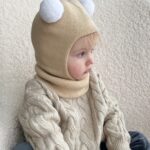 Kinderhelm aus Merinowolle beige POMPONAS