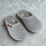 Kinderhausschuhe aus geprägtem Naturwollfilz HALA