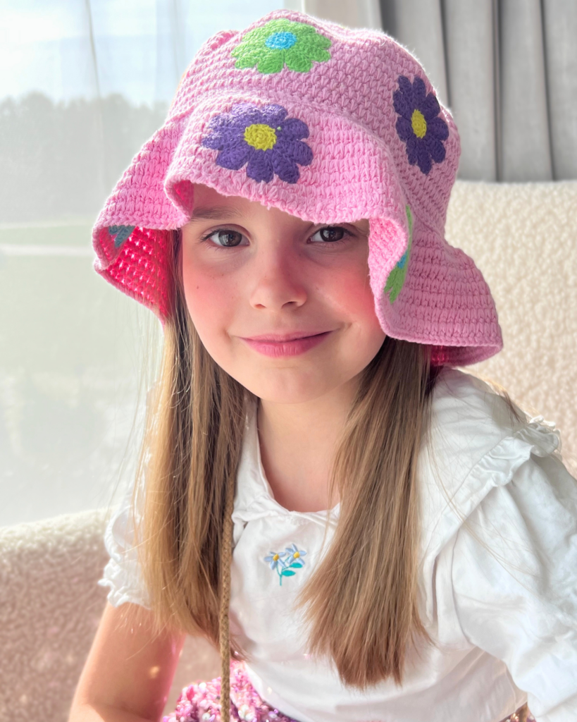 Handgemachte Kindermütze LOVE