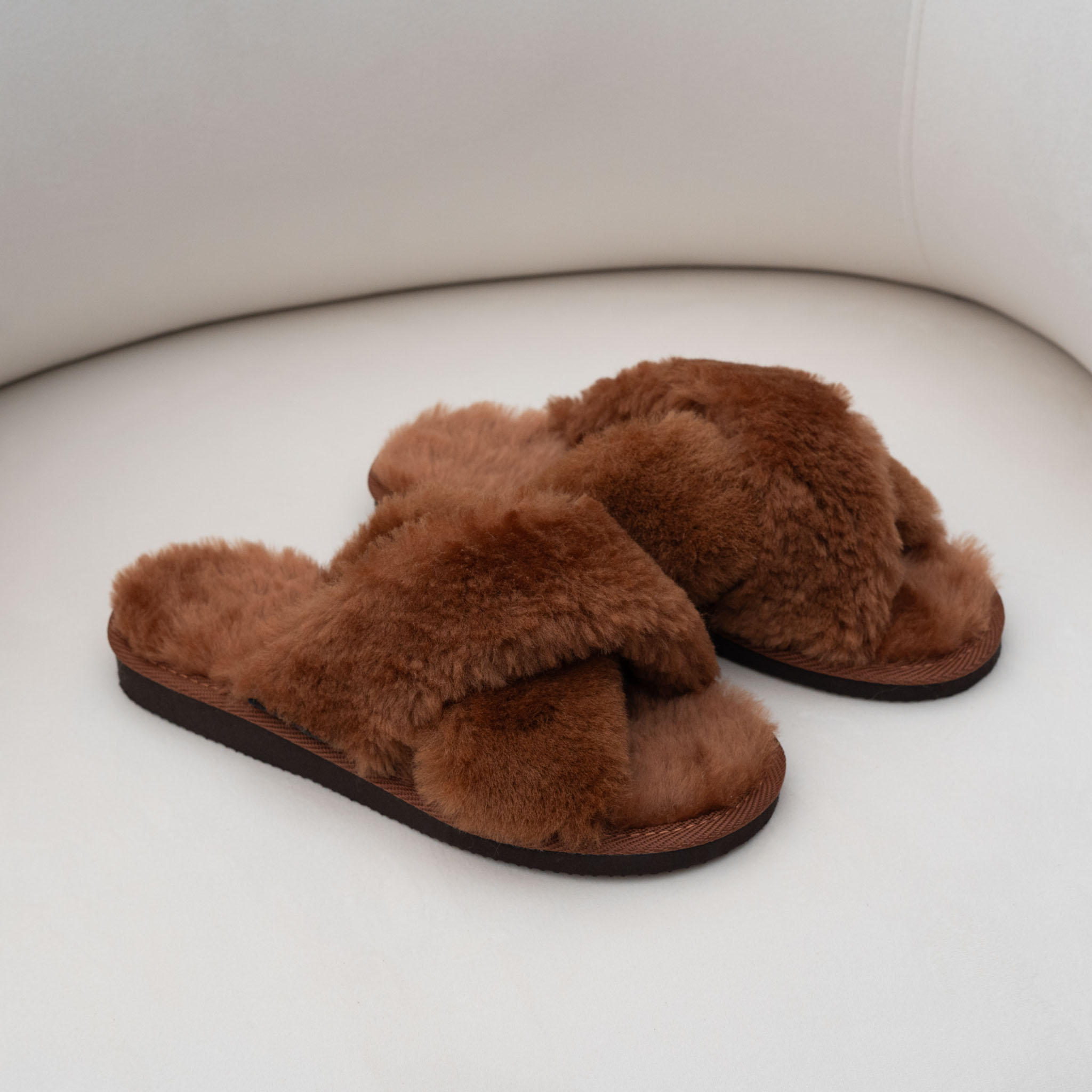 WoolLando Damen-Hausschuhe mit Naturfell, offen, braun