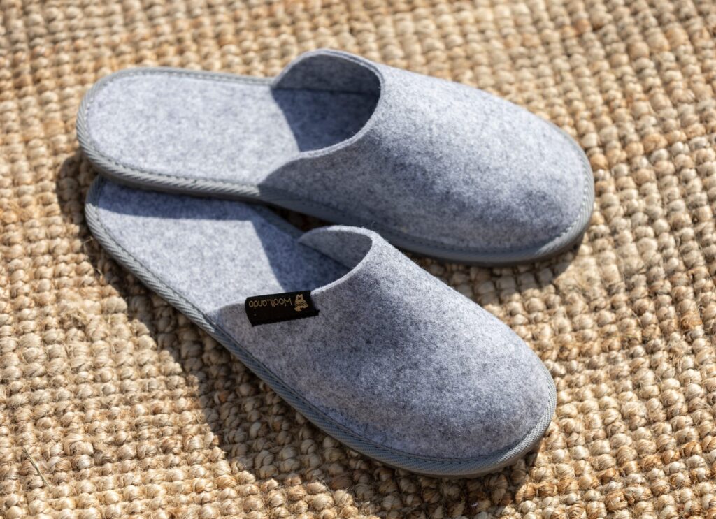 WoolLando Hausschuhe aus Naturwolle KOHLE