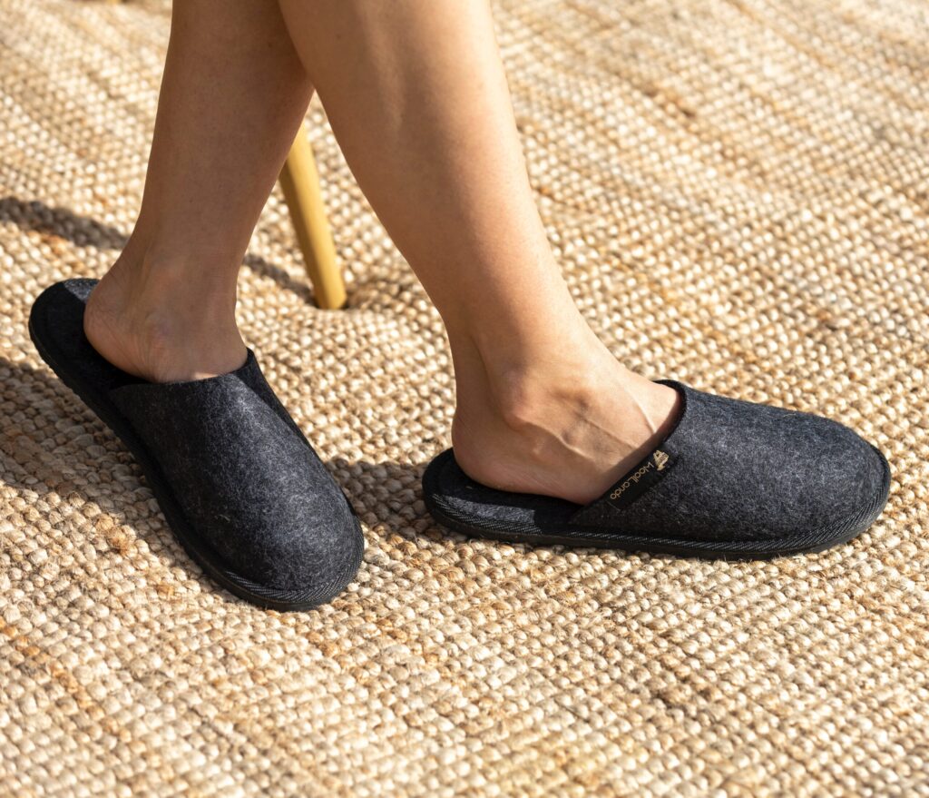 WoolLando Hausschuhe aus Naturwolle KOHLE
