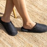 WoolLando Hausschuhe aus Naturwolle KOHLE