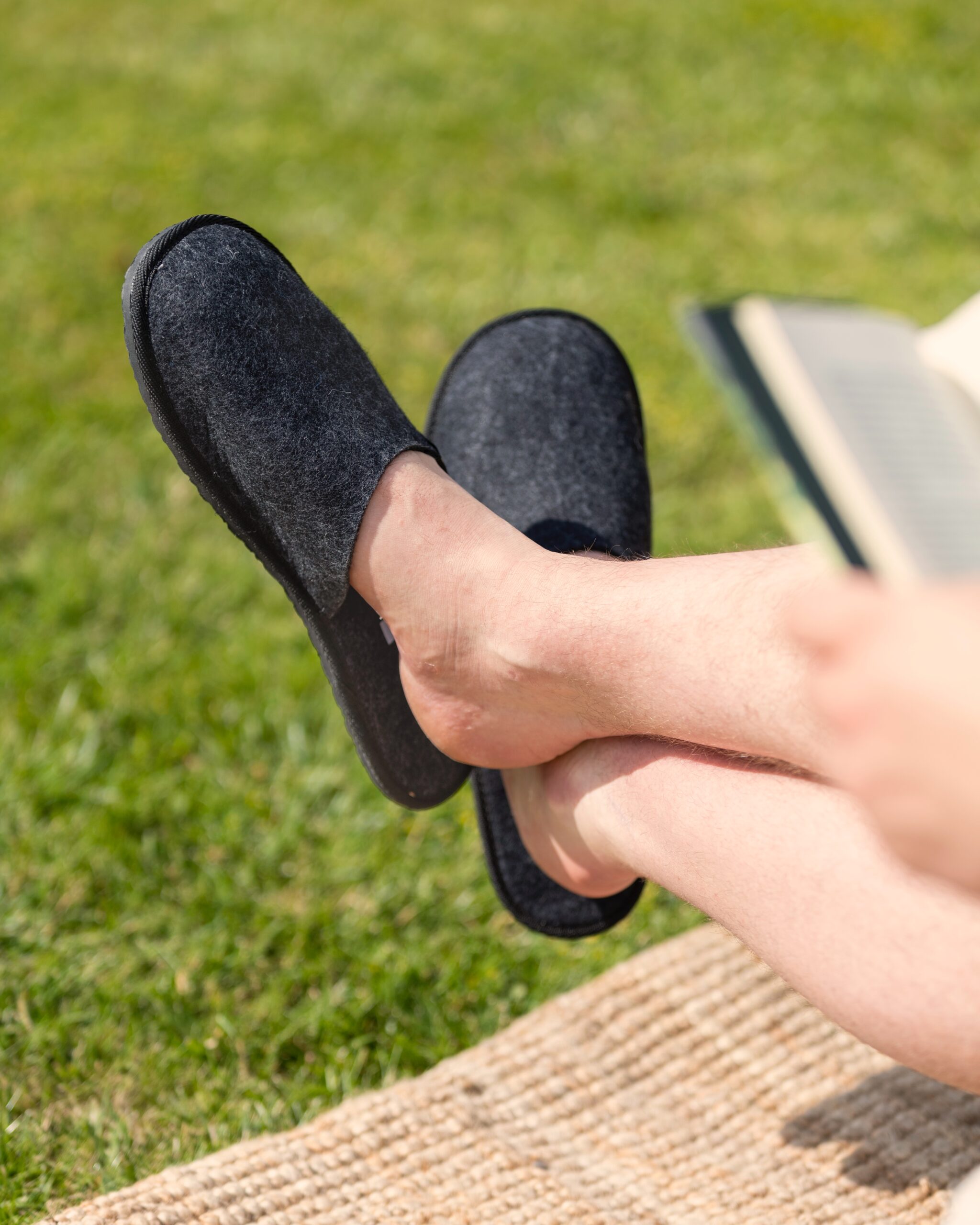 WoolLando Hausschuhe aus Naturwolle KOHLE