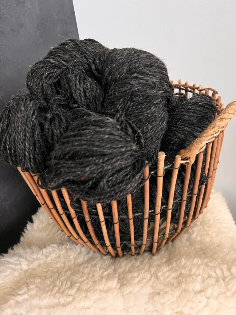 60% Sibirischer Husky Hundewolle, 40% Schafwolle 1 kg – SCHWARZ, WoolLando