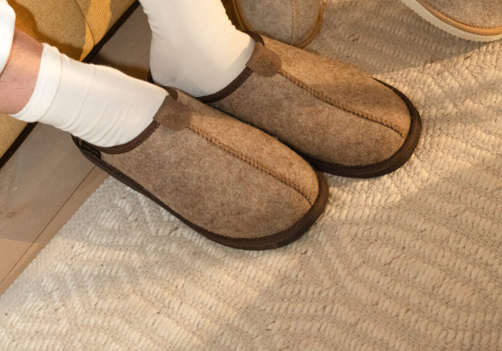 Braune Filzpantoffeln SAND, WoolLando