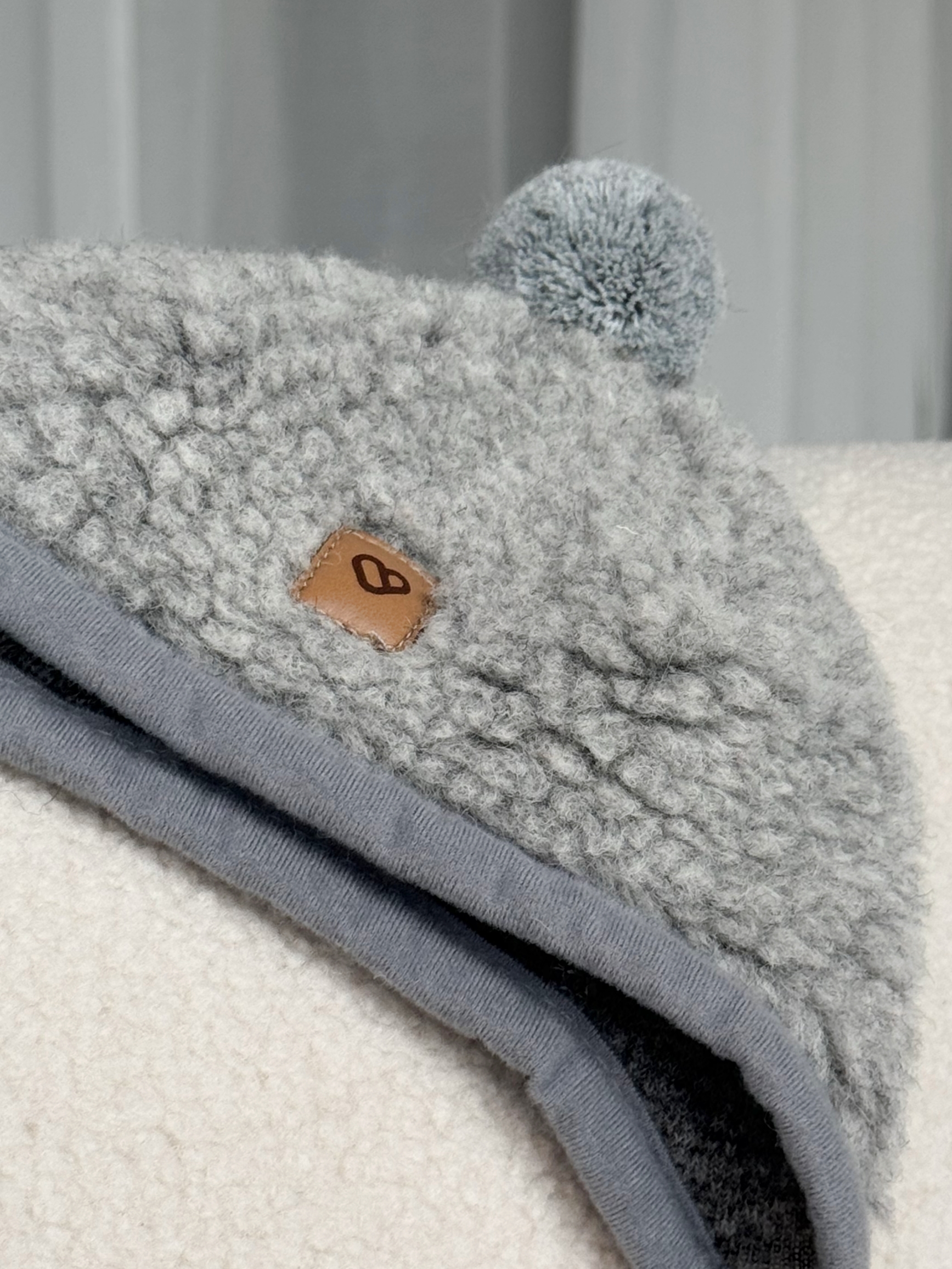 Kinder-Lammwollmütze grau mit Bommel – Zaffiro