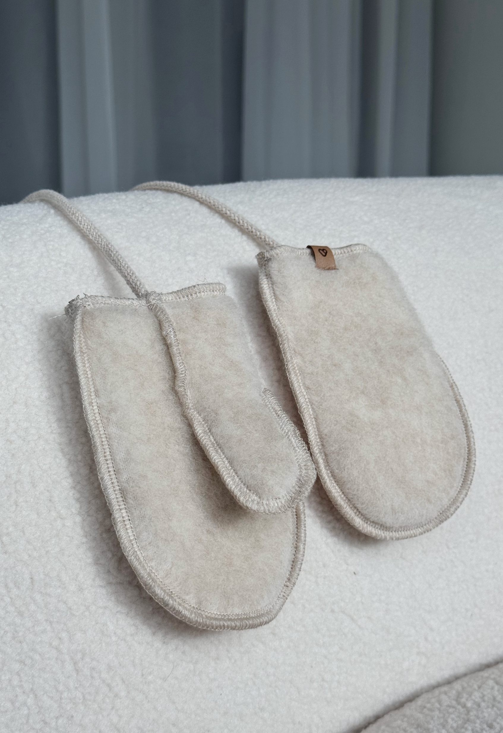 Kinder cremefarbene Lammwolle-Fäustlinge mit Schnur – Zaffiro