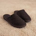 Braune Filzpantoffeln RIEŠUTAS – WoolLando