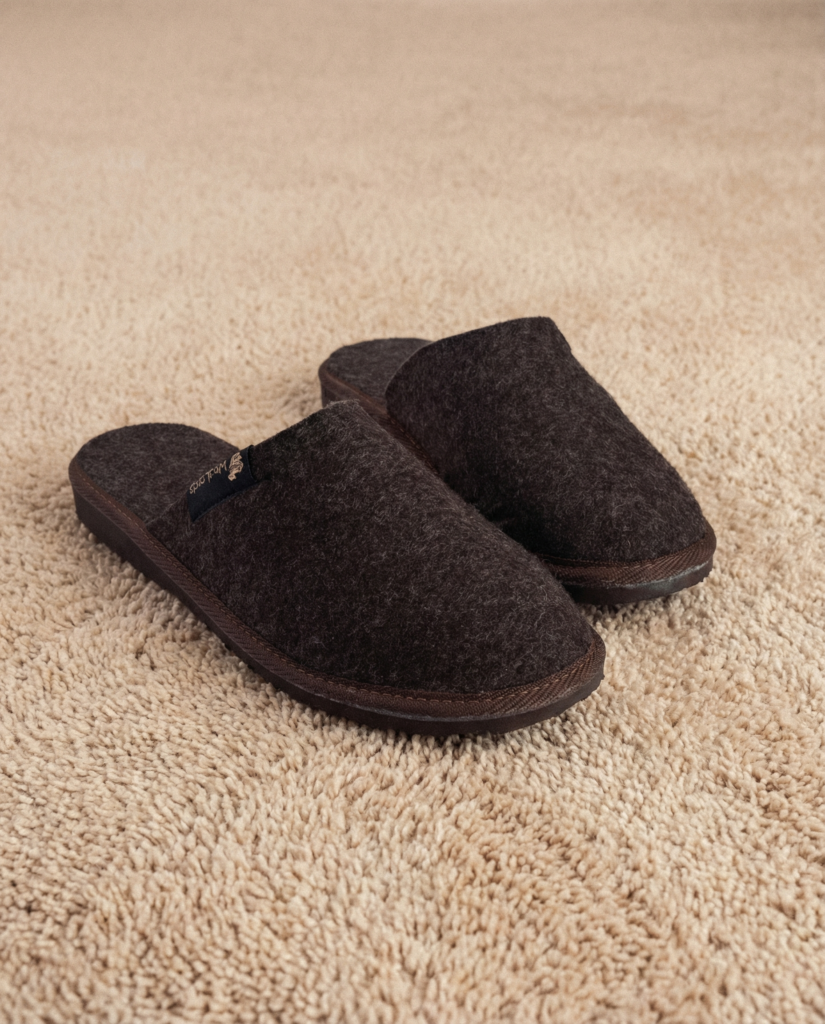 Braune Filzpantoffeln RIEŠUTAS – WoolLando