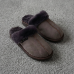 Damen dunkle Naturpelz-Lederpantoffeln KIRA, WoolLando