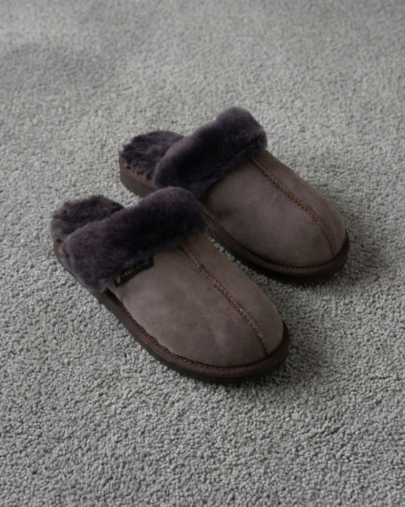 Damen dunkle Naturpelz-Lederpantoffeln KIRA, WoolLando