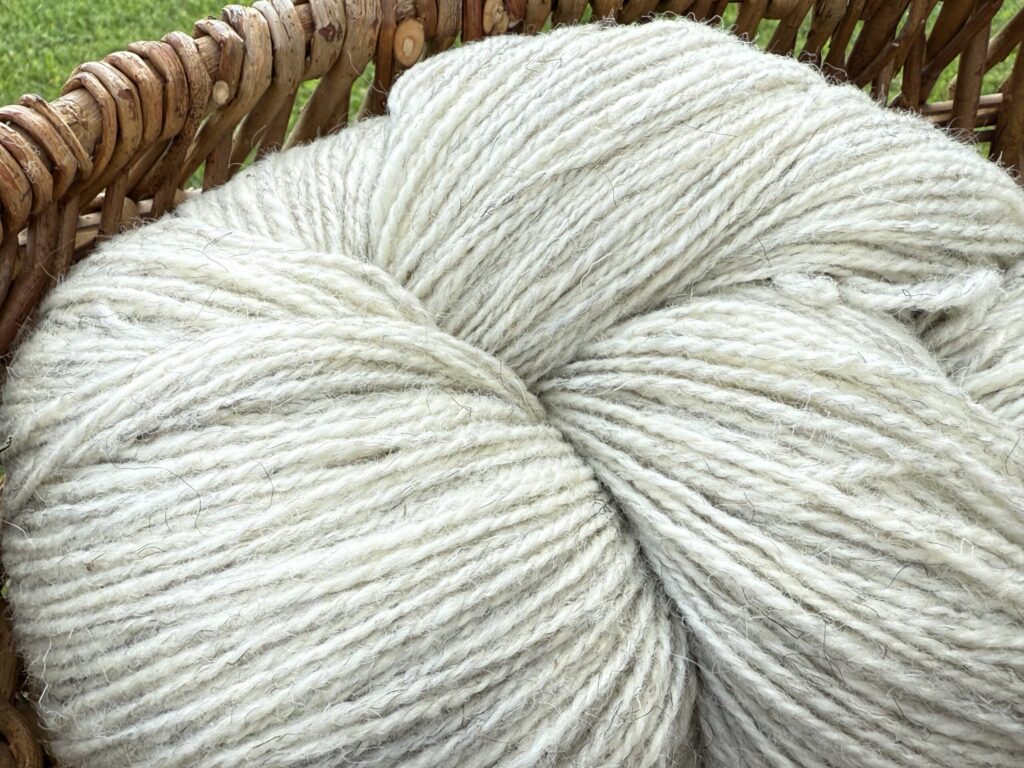 50% Hundewolle / 50% Schafwollgarn 1 kg – WHITE MELANGE, WoolLando