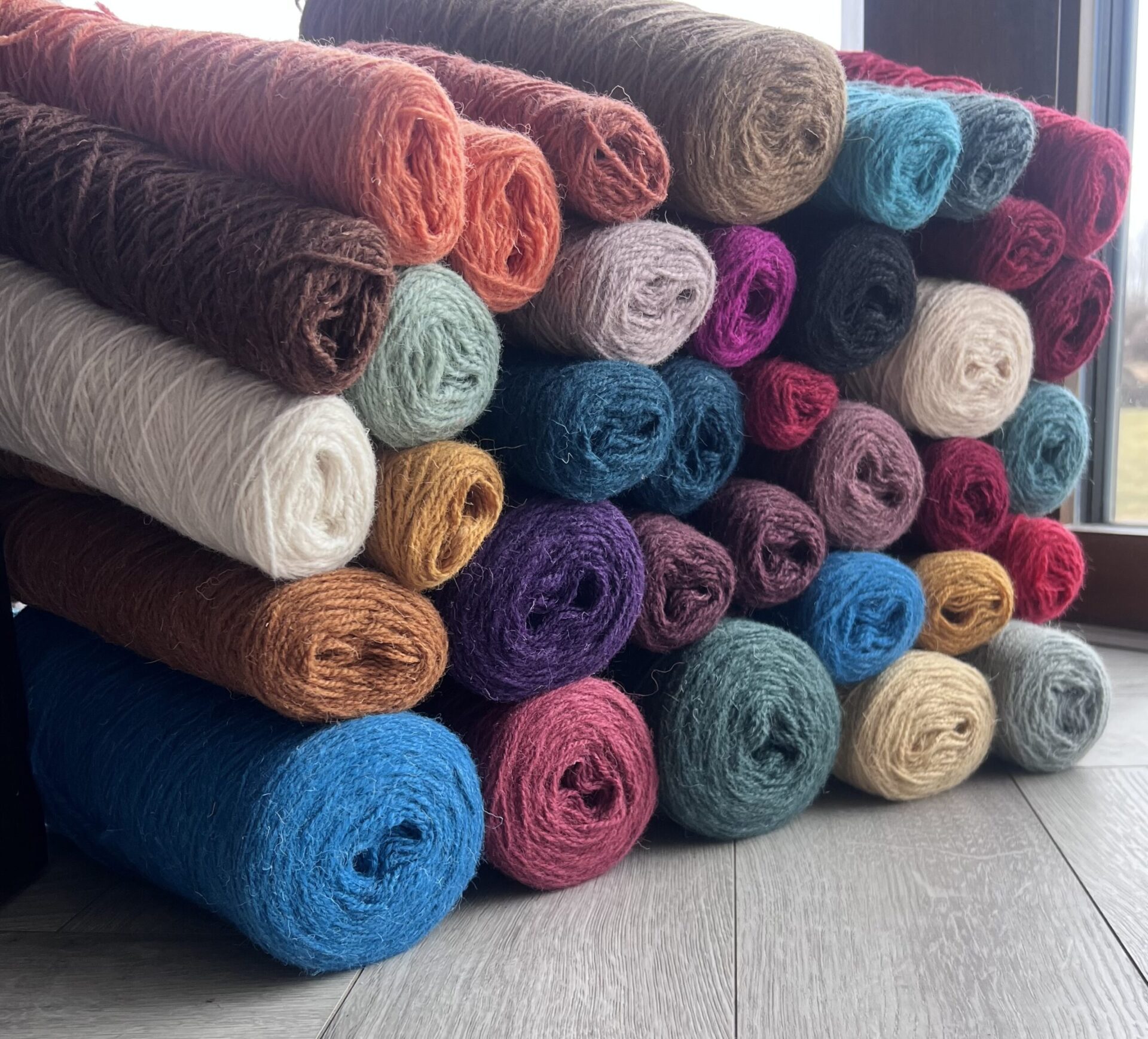Schafwollgarn-Set 10 kg – sortierte helle Farben, WoolLando