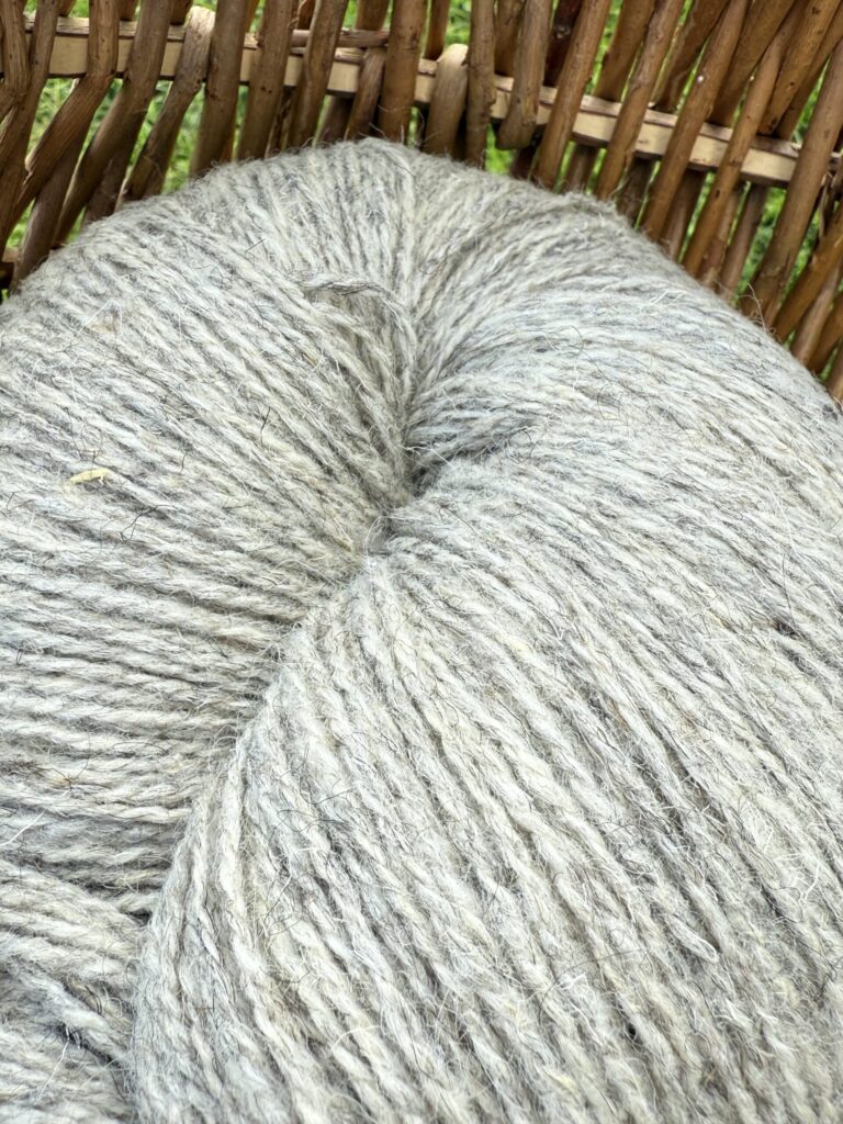 50% Hundewolle / 50% Schafwollgarn 1 kg – LIGHT GREY, WoolLando
