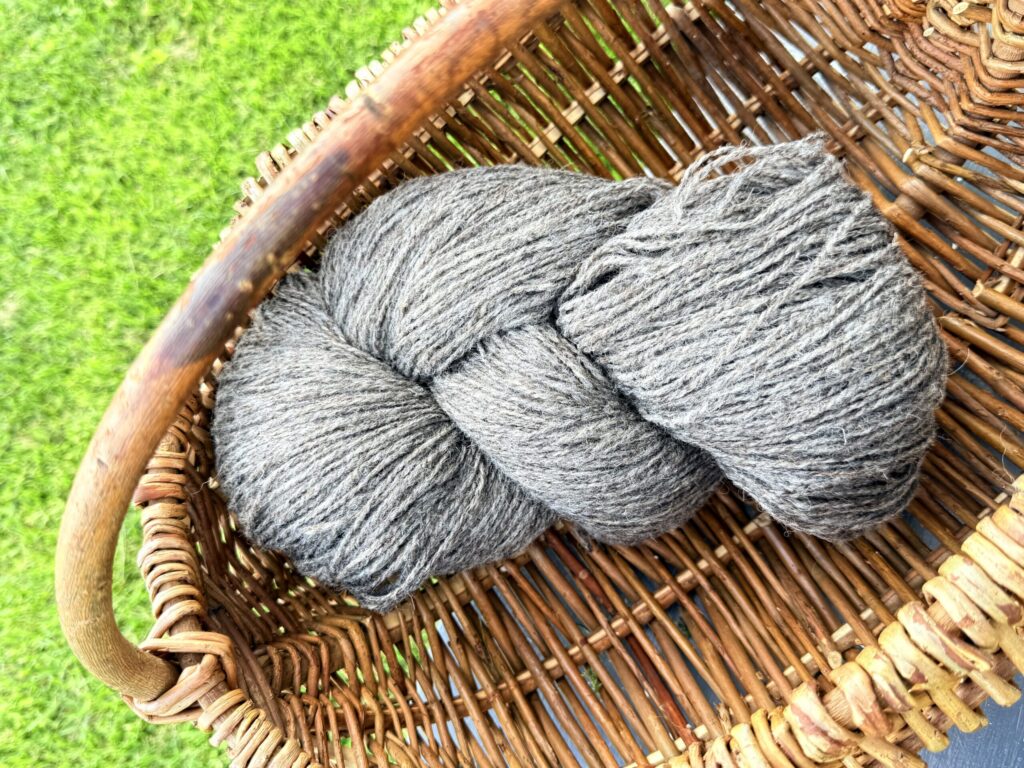 50% Hundewolle / 50% Schafwollgarn 1 kg – DARK GREY, WoolLando