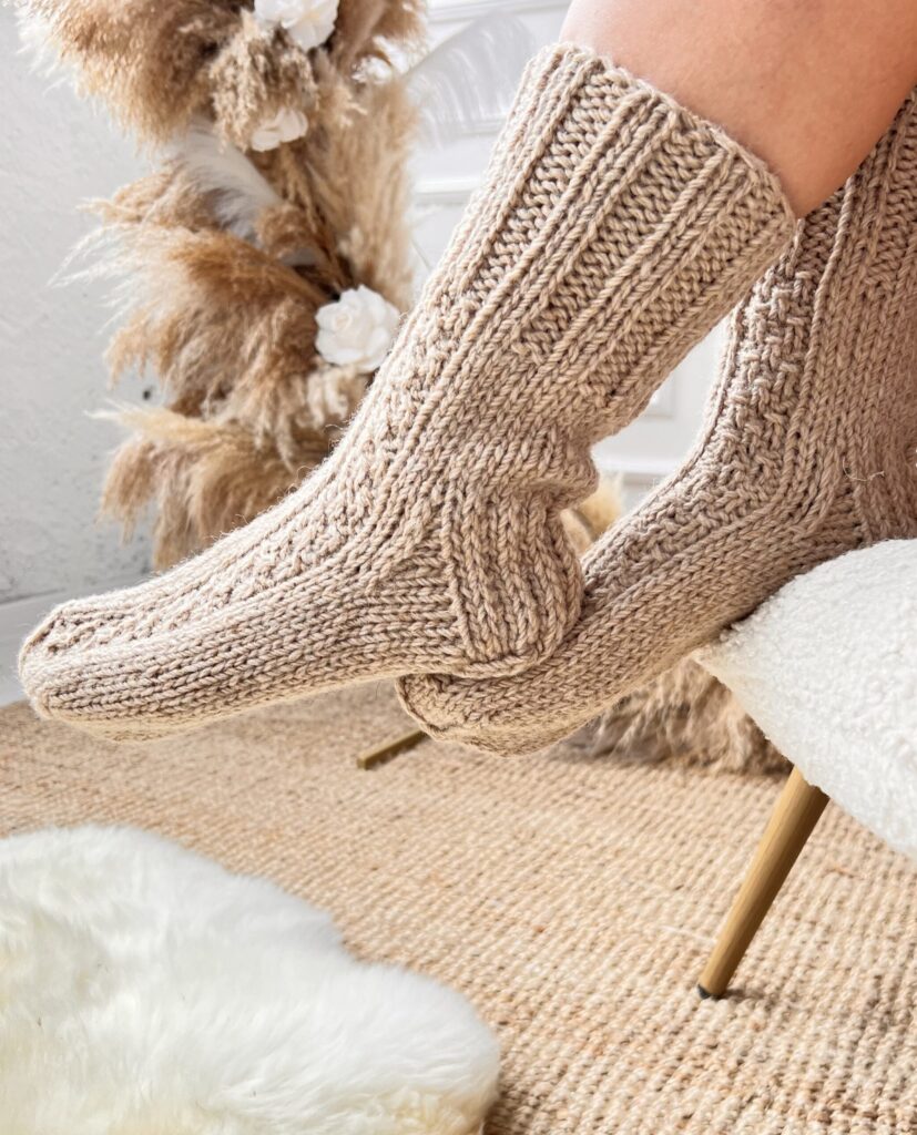 Handgemachte Schaf–Hundewolle cremefarbene Socken, WoolLando
