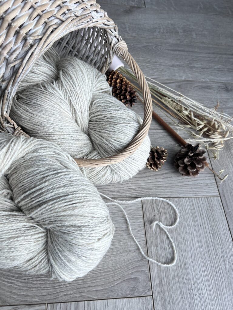50% Hundewolle, 50% Schafwollegarn 1 kg – HELLGRAU, WoolLando