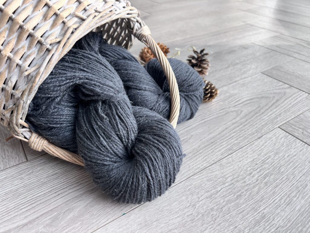 Schafwollegarn 1 kg – DUNKELGRAU, WoolLando